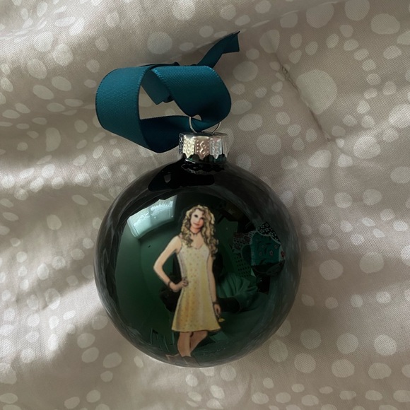 Taylor Swift FEARLESS ERA Ornament - Picture 3 of 3